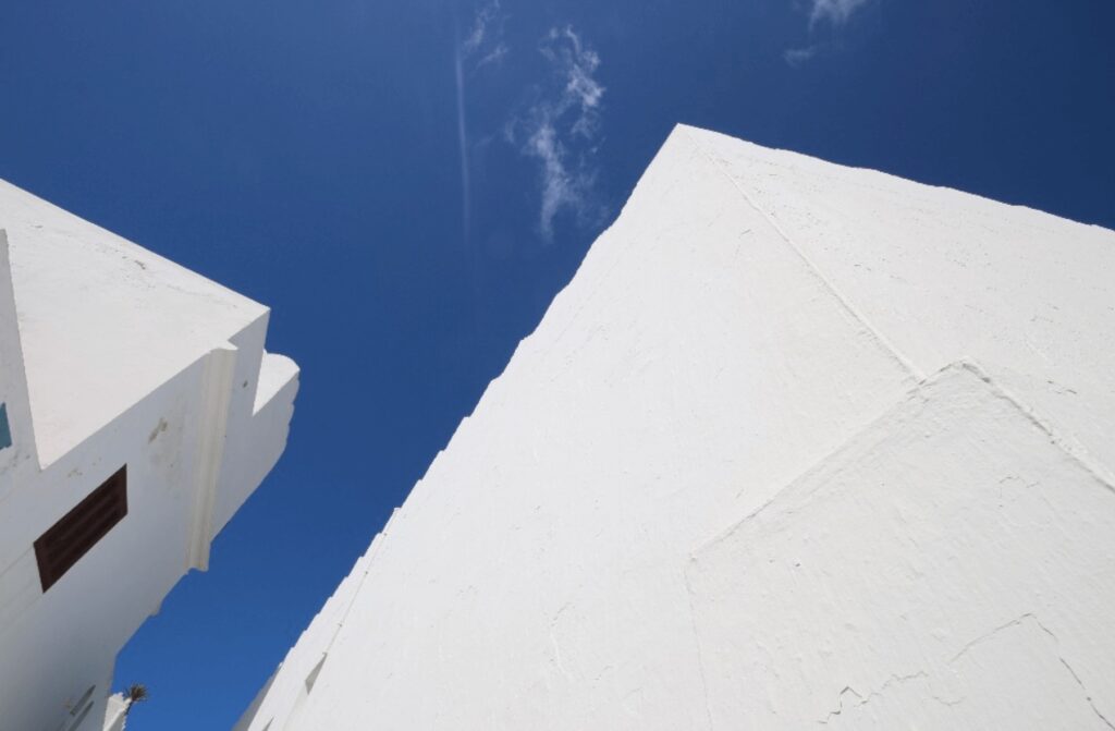 Travel guide to Asilah: Whitewashed buildings of Asilah against a bright, blue sky