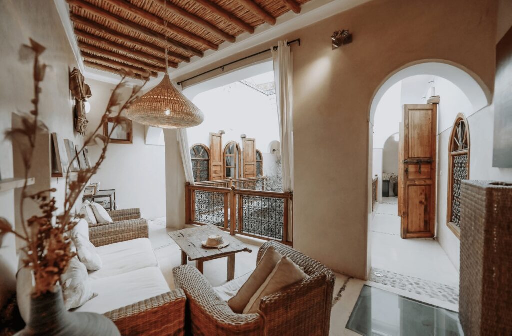A relaxed lounge at Dar Nour el Houda, a cheap riad in Marrakech 