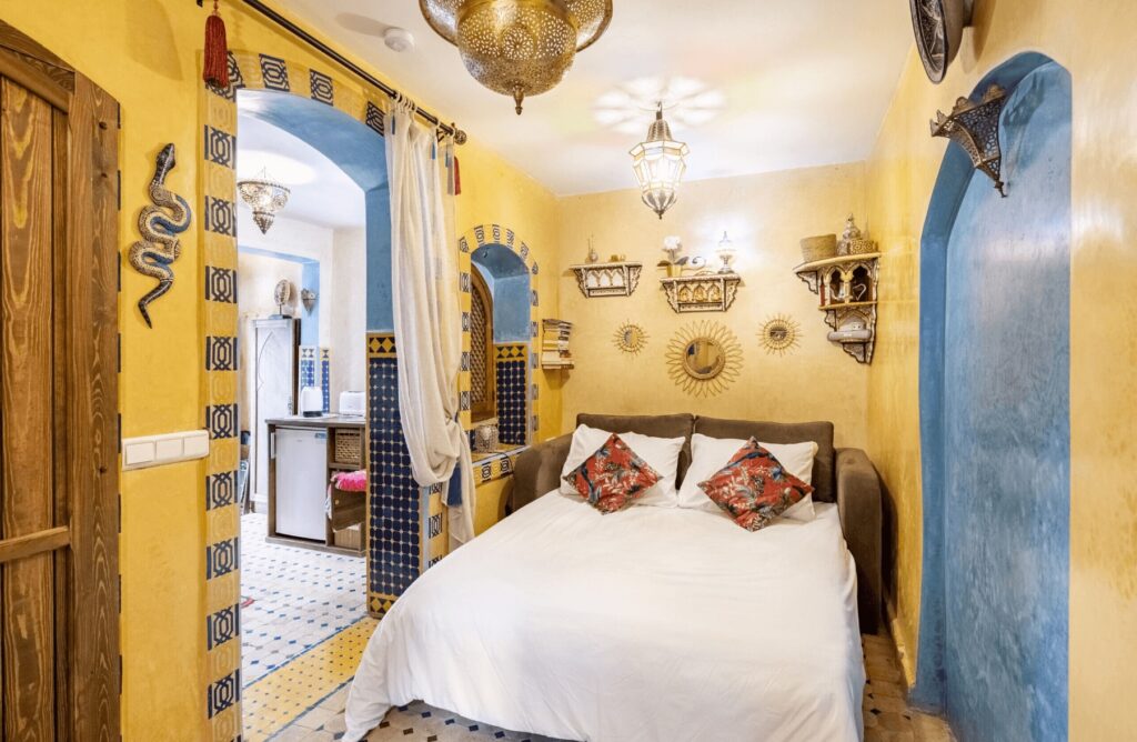 A colourfully decorated room at Dar Sandra Moroccan Tiny Home in Tangier 