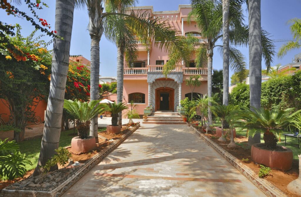 A tree-lined walking trail leads to the entrance of L'Hostel a Casablanca, a budget-friendly hostel in Casablanca
