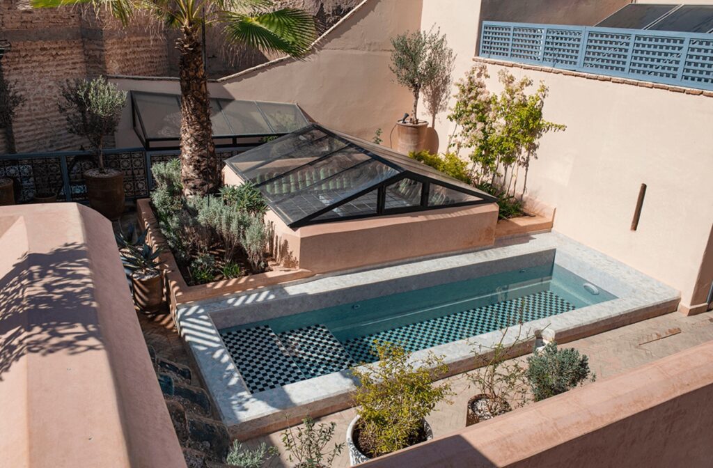 The rooftop plunge pool at Riad Les Hirondelles
