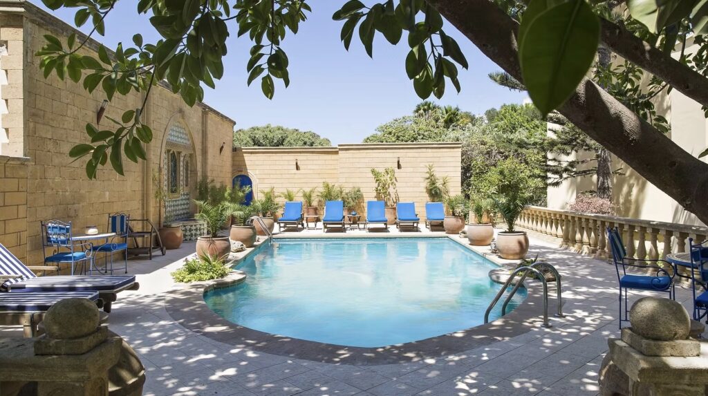 A swimming pool at a beachfront hotel in Essaouira - Villa Quieta